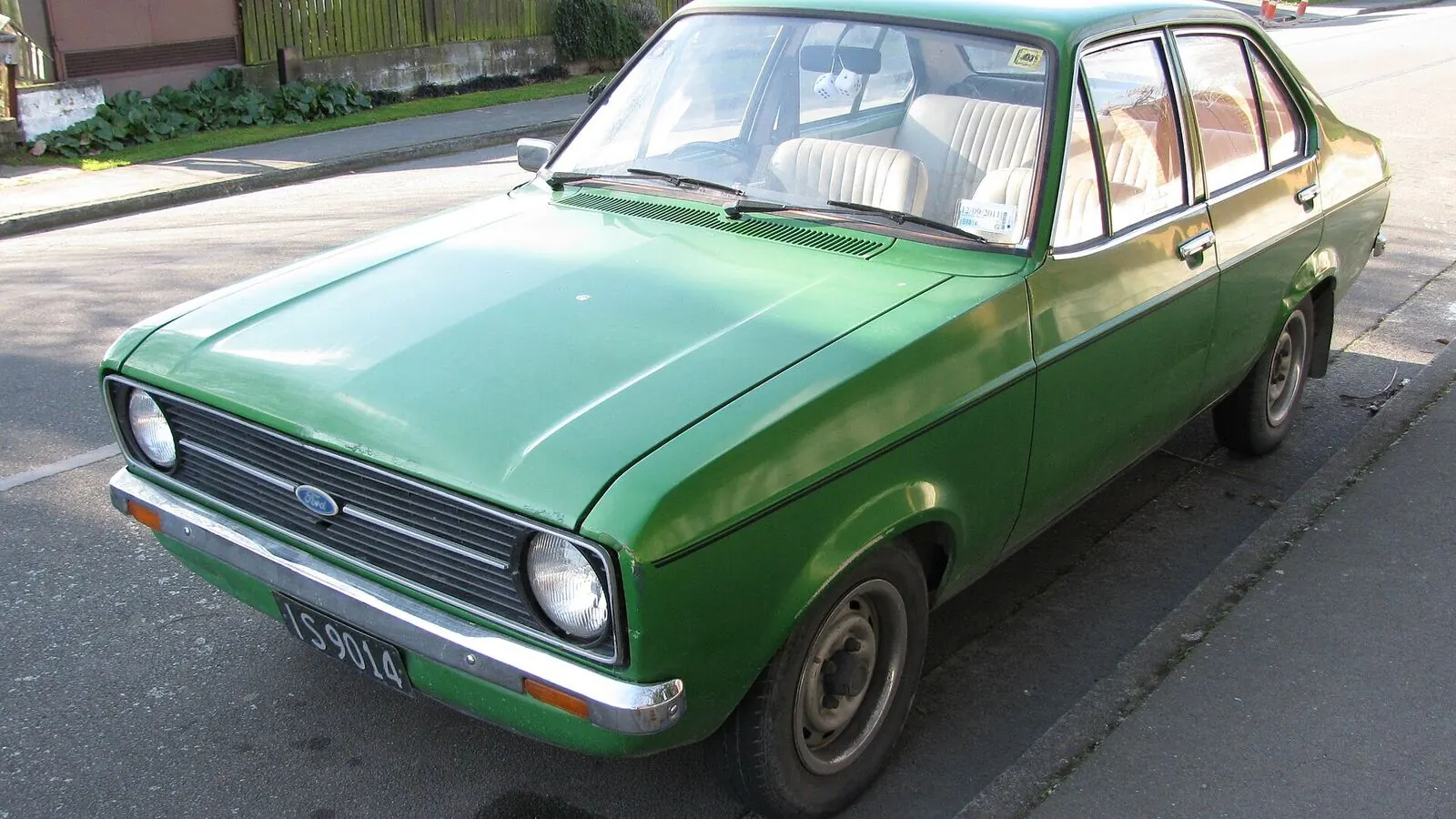Voiture réelle photographiée dans un contexte de démarches automobiles pour « L’Assurance Auto en Belgique : Types, Couvertures et Comparaison des Prix »