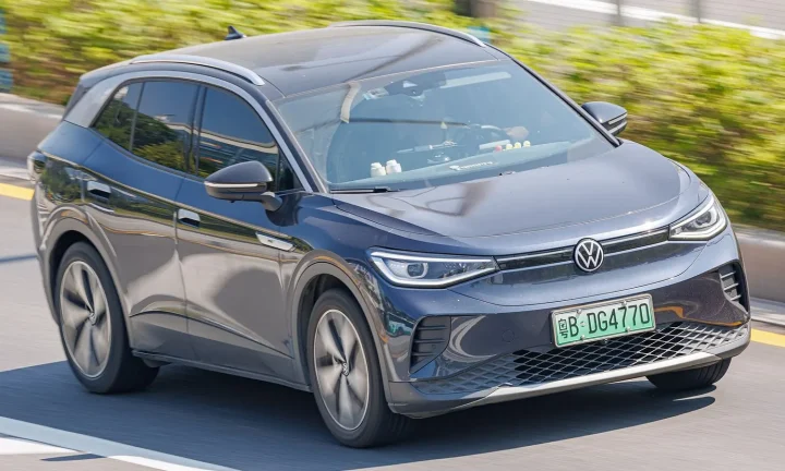 Voiture électrique réelle photographiée en extérieur pour « Assurance auto pour VE en Belgique : primes et spécificités »