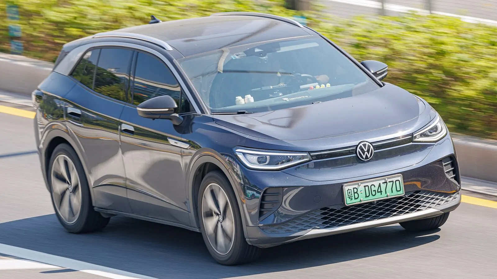 Voiture électrique réelle photographiée en extérieur pour « Assurance auto pour VE en Belgique : primes et spécificités »