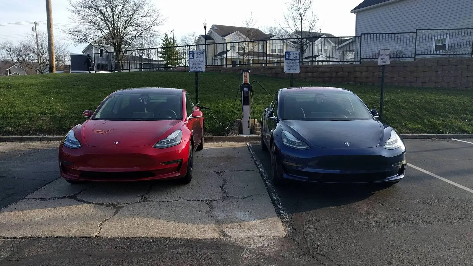Voiture électrique réelle photographiée en extérieur pour « Assurance Auto pour Véhicules Hybrides et Électriques d’Occasion: Ce qu’il Faut Savoir »