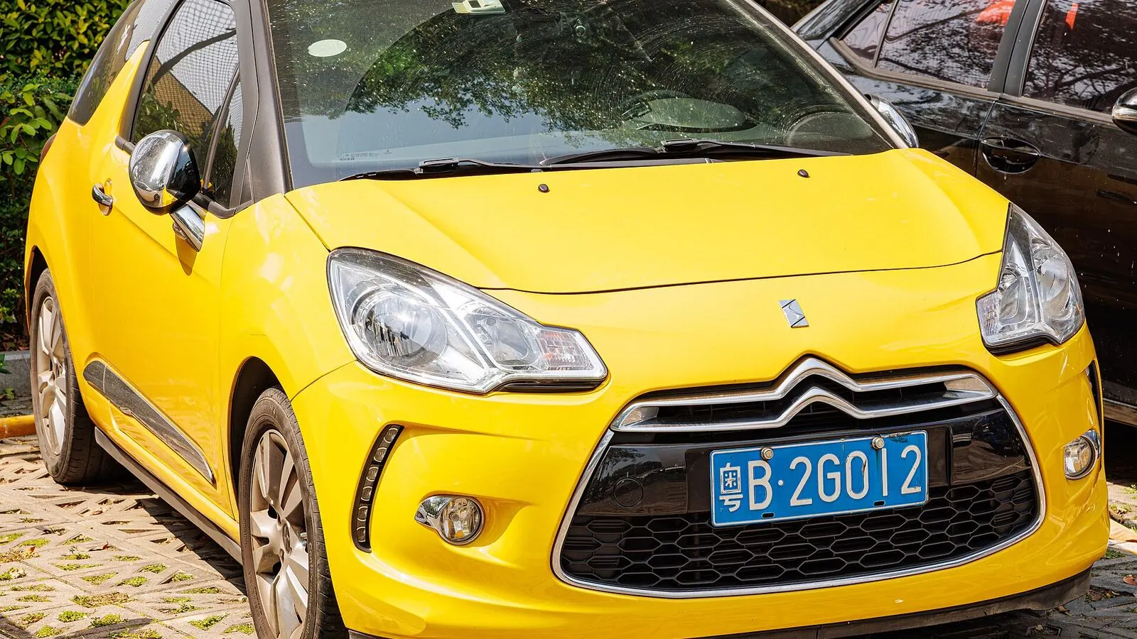 Voiture réelle photographiée en extérieur pour « Assurance auto pour une voiture d’occasion : démarches et obligations légales en Belgique »