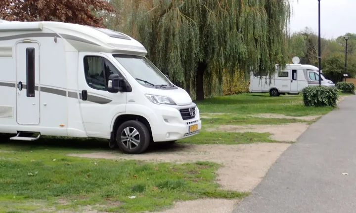 Camping-car réel photographié sur la route ou en stationnement pour « Assurer son camping-car aménagé soi-même en Belgique : Les démarches »