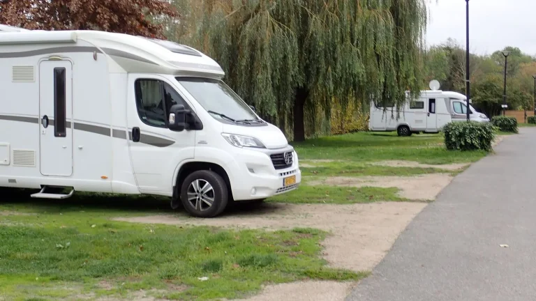 Camping-car réel photographié sur la route ou en stationnement pour « Assurer son camping-car aménagé soi-même en Belgique : Les démarches »