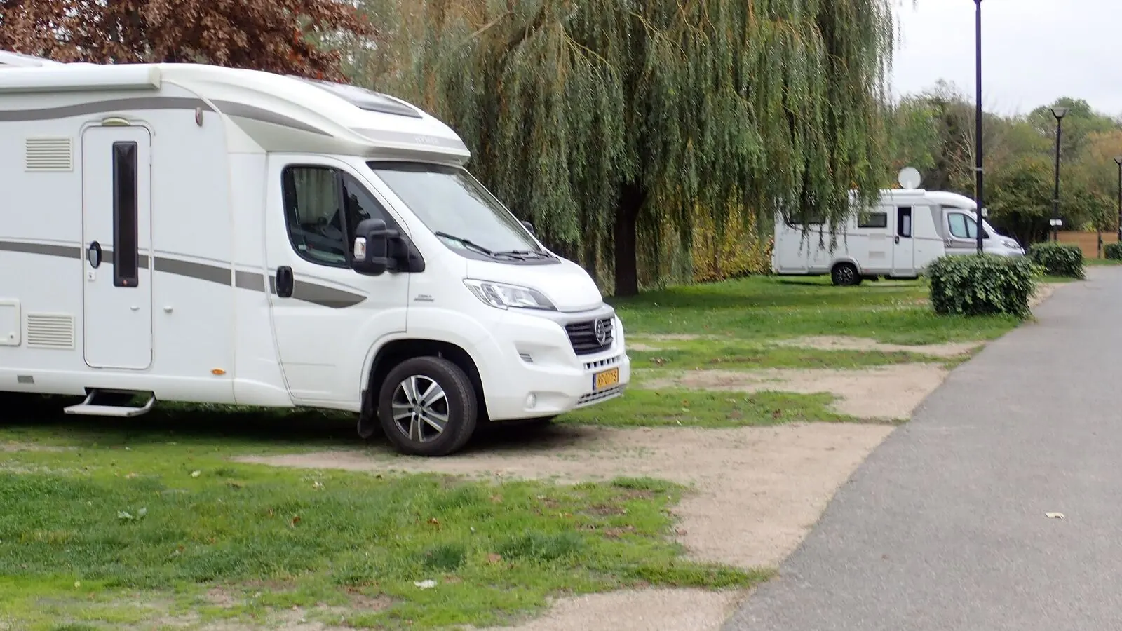 Camping-car réel photographié sur la route ou en stationnement pour « Assurer son camping-car aménagé soi-même en Belgique : Les démarches »