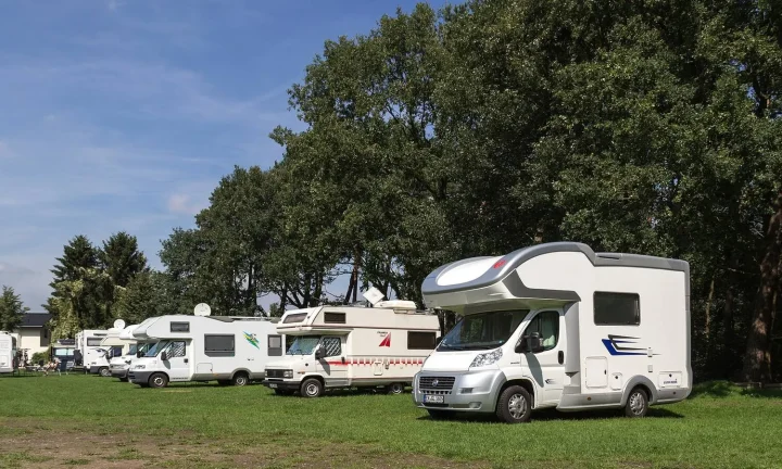Camping-car réel photographié sur la route ou en stationnement pour « Assurance camping-car en Belgique : Quelle couverture choisir ? »
