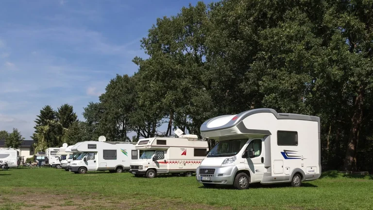 Camping-car réel photographié sur la route ou en stationnement pour « Assurance camping-car en Belgique : Quelle couverture choisir ? »