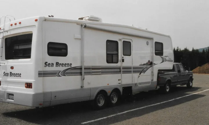 Camping-car réel photographié sur la route ou en stationnement pour « Assurance Camping-car en Belgique : Garanties Obligatoires et Optionnelles »