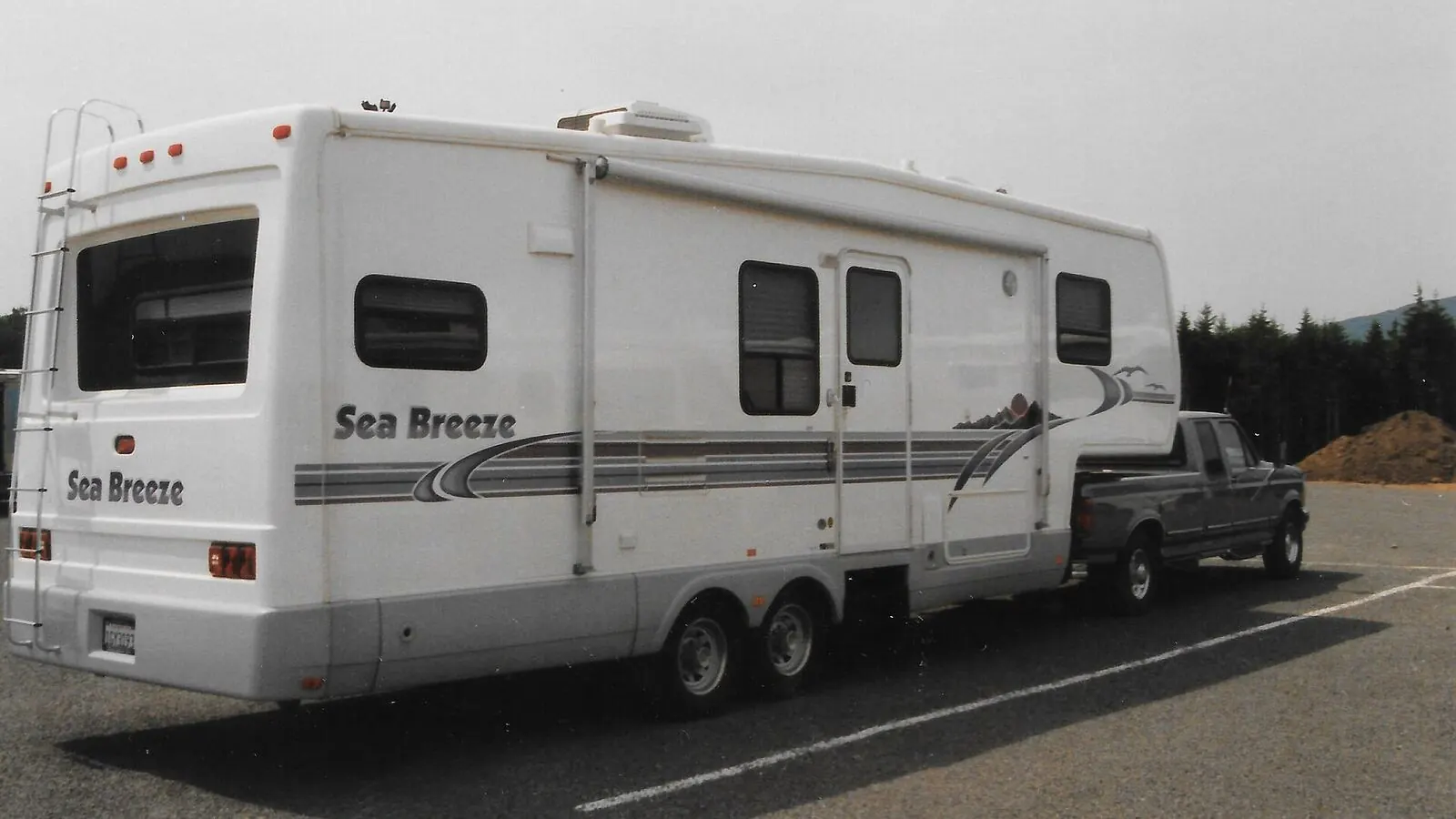 Camping-car réel photographié sur la route ou en stationnement pour « Assurance Camping-car en Belgique : Garanties Obligatoires et Optionnelles »