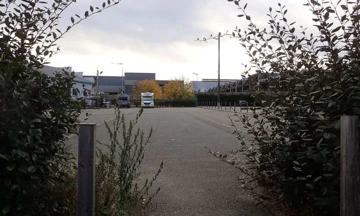 Camping-car réel photographié sur la route ou en stationnement pour « Assurance camping-car neuf ou occasion en Belgique : Quelles différences ? »