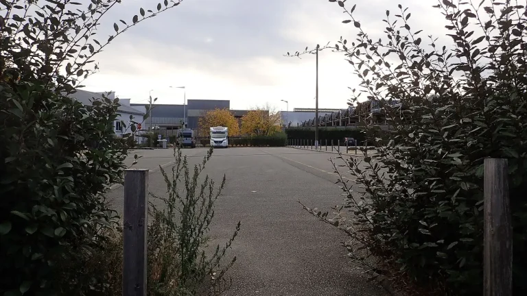 Camping-car réel photographié sur la route ou en stationnement pour « Assurance camping-car neuf ou occasion en Belgique : Quelles différences ? »