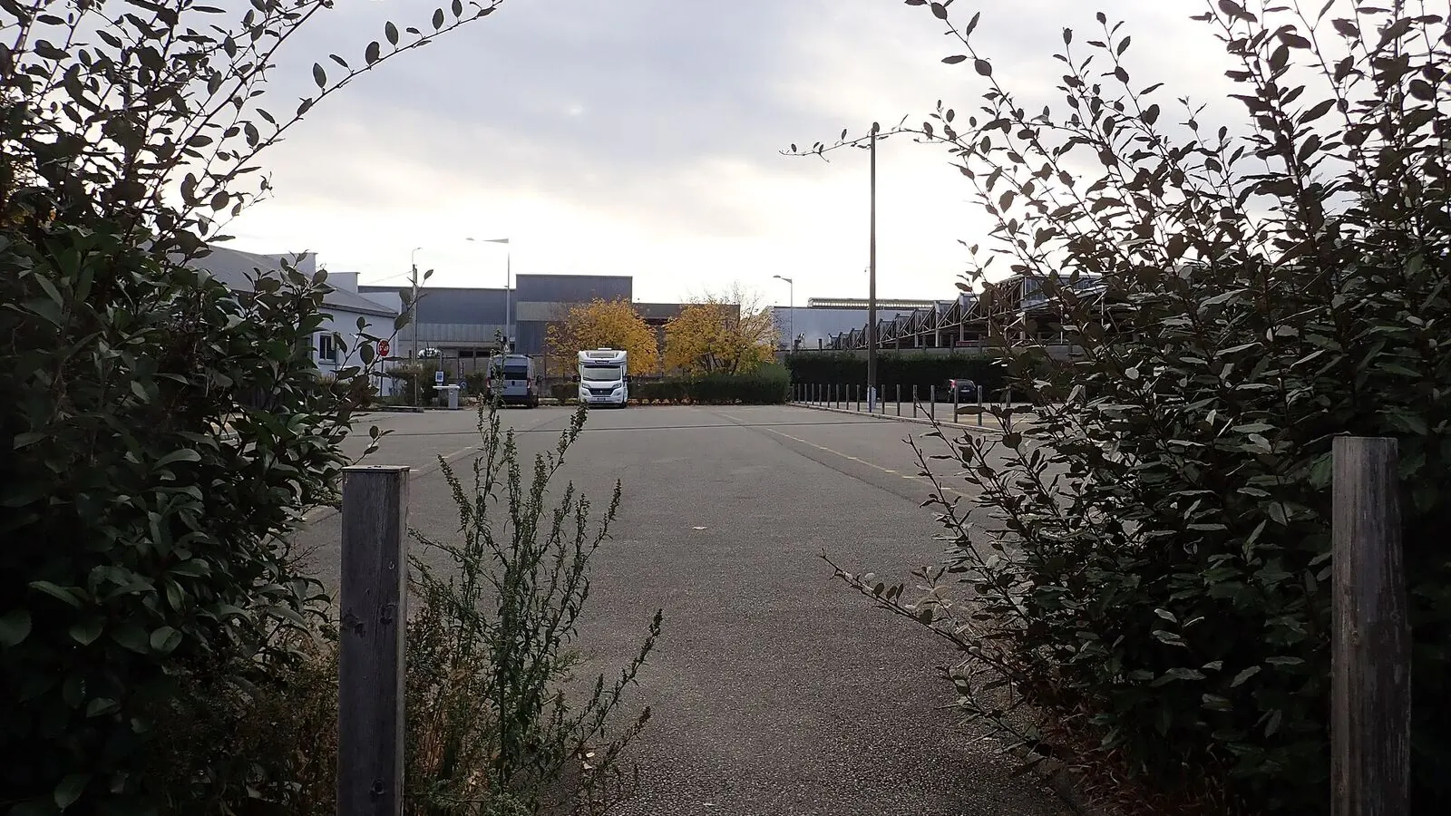 Camping-car réel photographié sur la route ou en stationnement pour « Assurance camping-car neuf ou occasion en Belgique : Quelles différences ? »