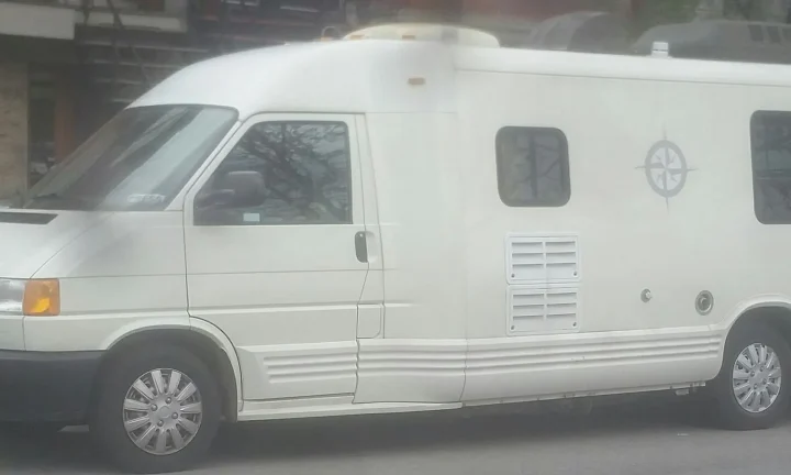 Camping-car réel photographié sur la route ou en stationnement pour « Assurance camping-car usage saisonnier en Belgique : Optimisez vos garanties »