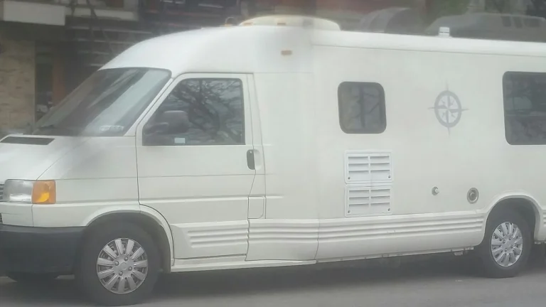 Camping-car réel photographié sur la route ou en stationnement pour « Assurance camping-car usage saisonnier en Belgique : Optimisez vos garanties »
