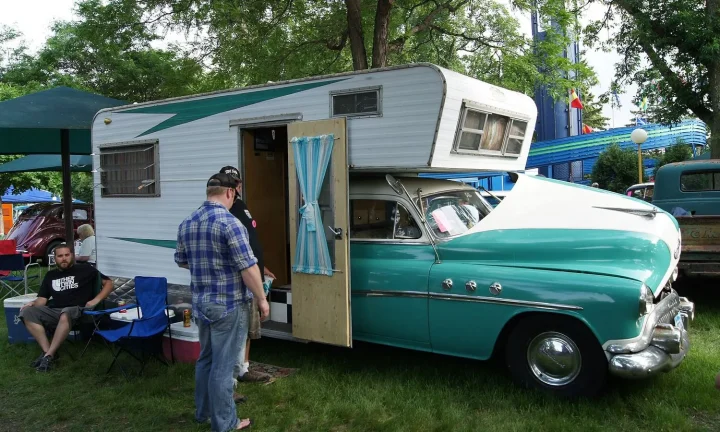 Camping-car réel photographié sur la route ou en stationnement pour « Assurance camping-car et voyages à l’étranger depuis la Belgique : Ce qu’il faut savoir »