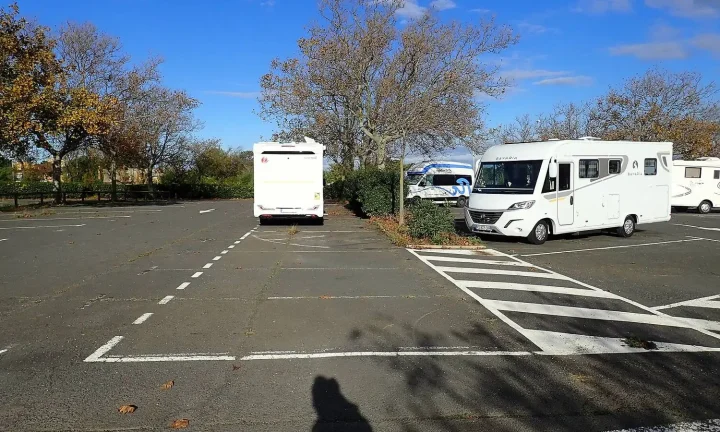 Camping-car réel photographié sur la route ou en stationnement pour « Catastrophes naturelles et votre assurance camping-car en Belgique : Que couvre-t-elle ? »