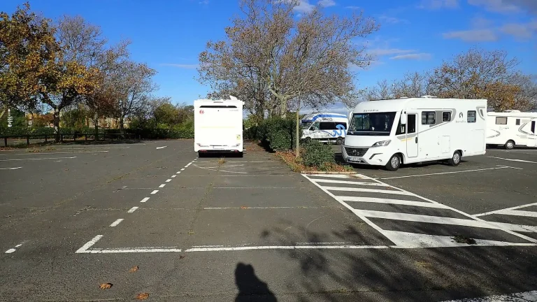 Camping-car réel photographié sur la route ou en stationnement pour « Catastrophes naturelles et votre assurance camping-car en Belgique : Que couvre-t-elle ? »
