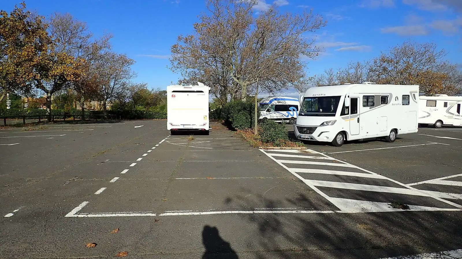 Camping-car réel photographié sur la route ou en stationnement pour « Catastrophes naturelles et votre assurance camping-car en Belgique : Que couvre-t-elle ? »