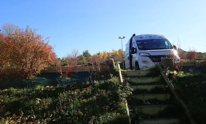 Camping-car réel photographié sur la route ou en stationnement pour « La garantie conducteur en assurance camping-car en Belgique : Votre sécurité avant tout »
