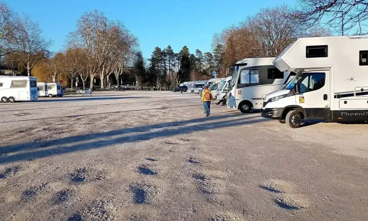 Camping-car réel photographié sur la route ou en stationnement pour « Assurer le contenu de votre camping-car en Belgique : Vos biens personnels sont-ils proté… »