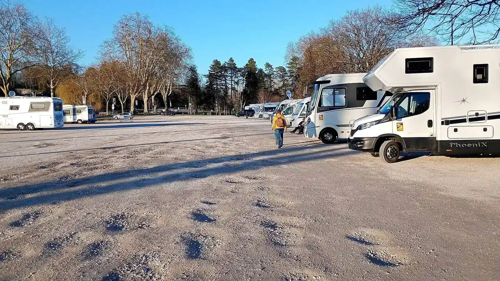 Camping-car réel photographié sur la route ou en stationnement pour « Assurer le contenu de votre camping-car en Belgique : Vos biens personnels sont-ils proté… »