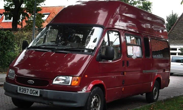 Camping-car réel photographié sur la route ou en stationnement pour « Assurance crédit camping-car en Belgique : Est-ce obligatoire ? »