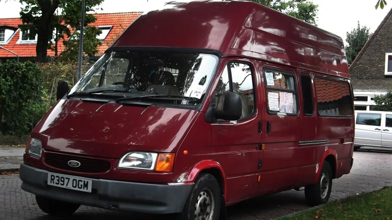 Camping-car réel photographié sur la route ou en stationnement pour « Assurance crédit camping-car en Belgique : Est-ce obligatoire ? »