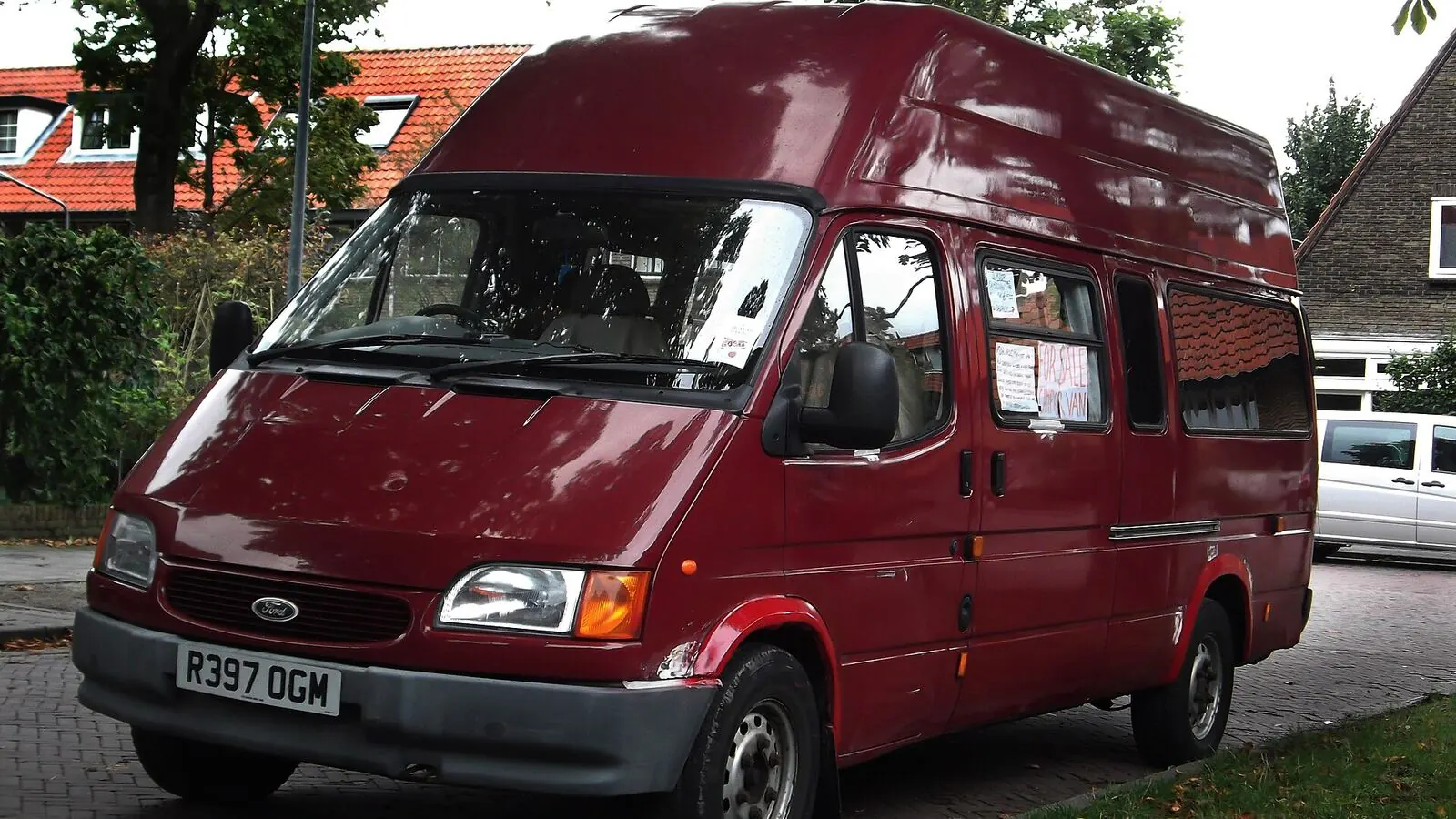 Camping-car réel photographié sur la route ou en stationnement pour « Assurance crédit camping-car en Belgique : Est-ce obligatoire ? »