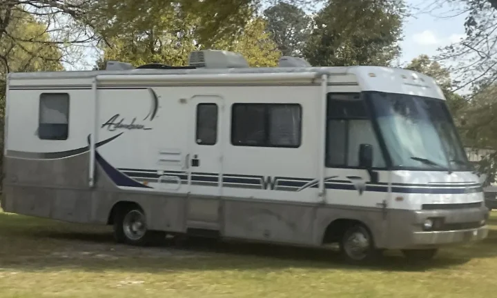 Camping-car réel photographié sur la route ou en stationnement pour « Assurance des équipements et aménagements de votre camping-car en Belgique »