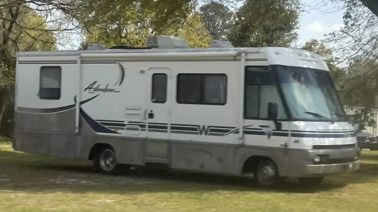 Camping-car réel photographié sur la route ou en stationnement pour « Assurance des équipements et aménagements de votre camping-car en Belgique »