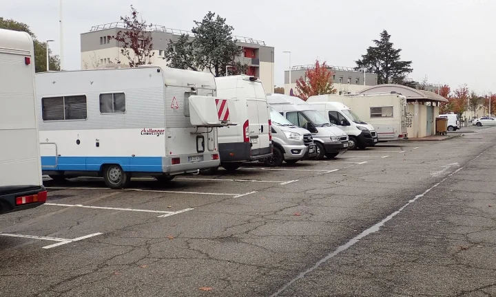 Camping-car réel photographié sur la route ou en stationnement pour « Assurance incendie pour camping-car en Belgique : Protéger votre véhicule »