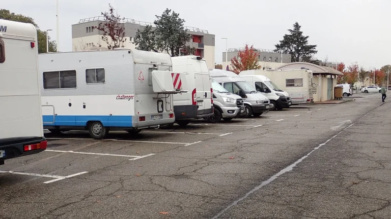 Camping-car réel photographié sur la route ou en stationnement pour « Assurance incendie pour camping-car en Belgique : Protéger votre véhicule »