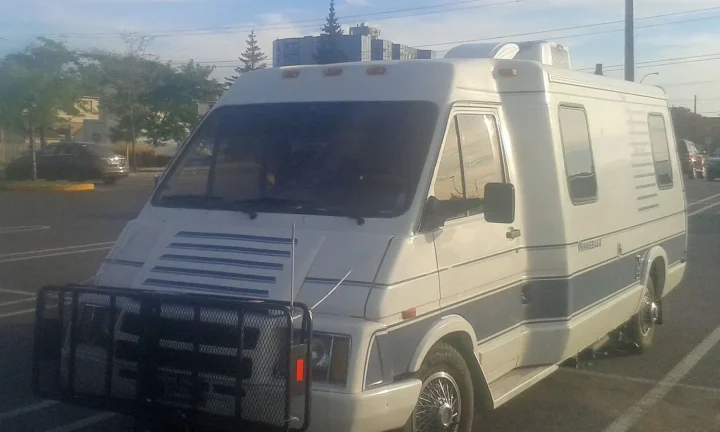 Camping-car réel photographié sur la route ou en stationnement pour « Assurance camping-car pour jeune conducteur en Belgique : Défis et solutions »