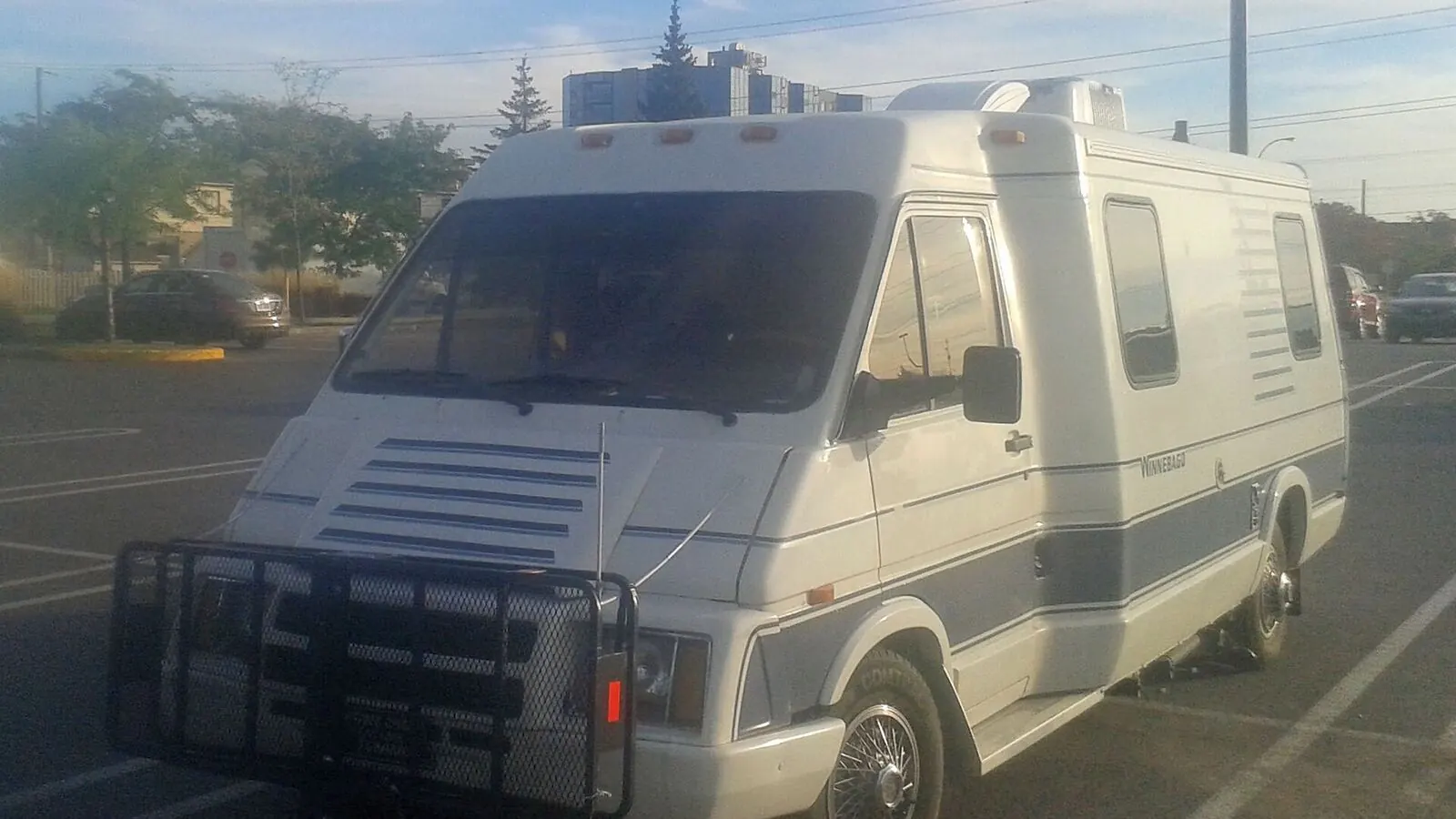 Camping-car réel photographié sur la route ou en stationnement pour « Assurance camping-car pour jeune conducteur en Belgique : Défis et solutions »