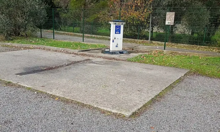 Camping-car réel photographié sur la route ou en stationnement pour « Assurance Location Camping-Car Belgique: Comprendre les Options et Garanties »