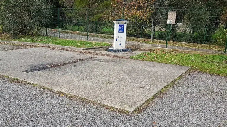 Camping-car réel photographié sur la route ou en stationnement pour « Assurance Location Camping-Car Belgique: Comprendre les Options et Garanties »