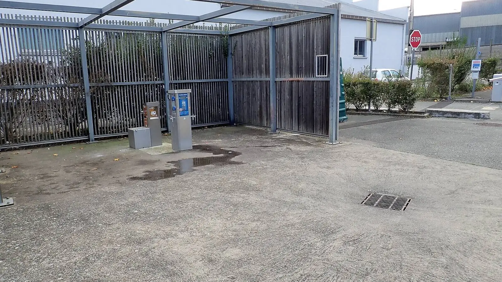 Camping-car réel photographié sur la route ou en stationnement pour « Louer son camping-car en Belgique : Quelles assurances souscrire ? »