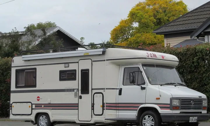 Camping-car réel photographié sur la route ou en stationnement pour « Assurance Omnium camping-car en Belgique : Est-elle indispensable pour votre véhicule de… »