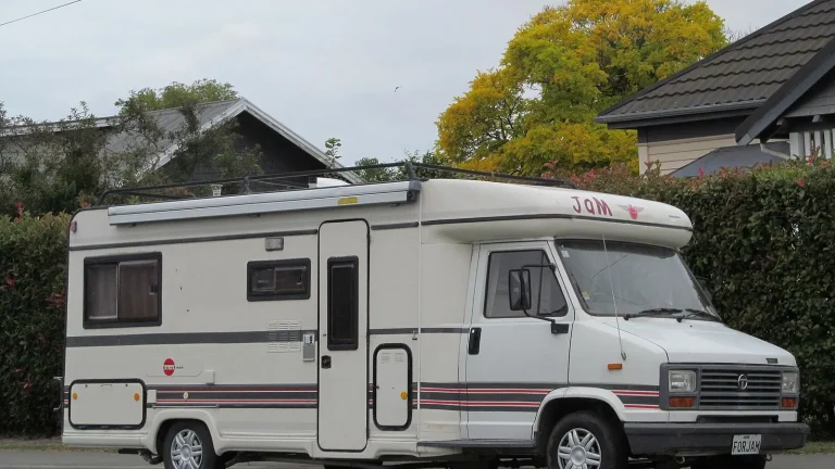 Camping-car réel photographié sur la route ou en stationnement pour « Assurance Omnium camping-car en Belgique : Est-elle indispensable pour votre véhicule de… »