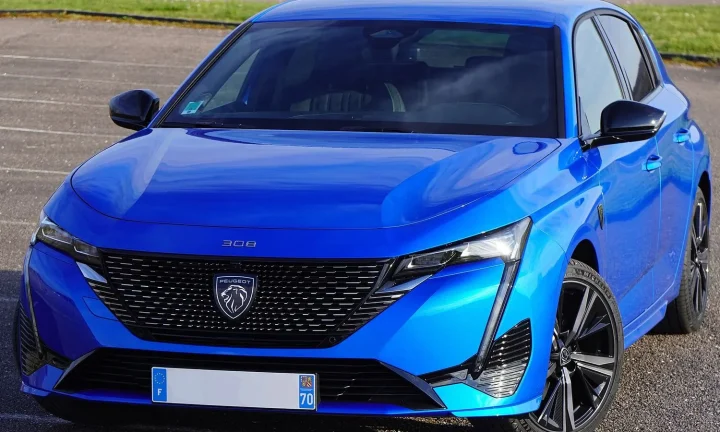 Voiture réelle photographiée en extérieur pour « Assurance RC auto obligatoire en Belgique : ce qu’elle couvre »
