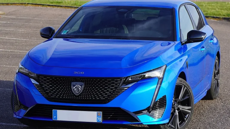 Voiture réelle photographiée en extérieur pour « Assurance RC auto obligatoire en Belgique : ce qu’elle couvre »