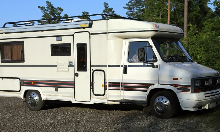 Camping-car réel photographié sur la route ou en stationnement pour « L’assurance RC obligatoire pour votre camping-car en Belgique : Guide complet »