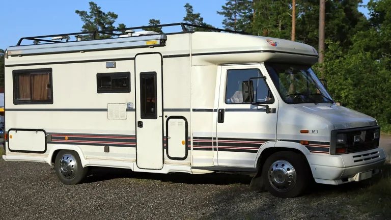 Camping-car réel photographié sur la route ou en stationnement pour « L’assurance RC obligatoire pour votre camping-car en Belgique : Guide complet »