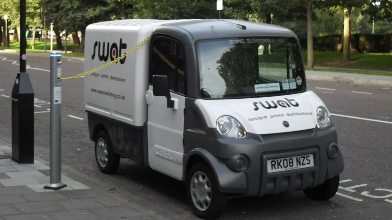 Voiture électrique réelle photographiée en extérieur pour « Assurance voiture électrique en Belgique : Coûts et garanties spécifiques »