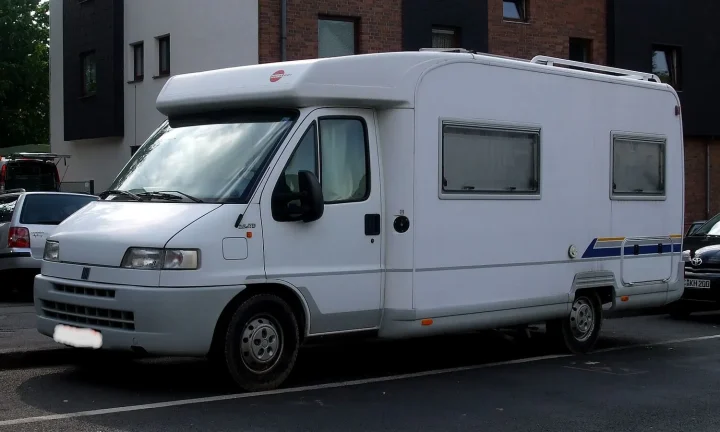 Camping-car réel photographié sur la route ou en stationnement pour « Assurances Camping-car en Belgique »