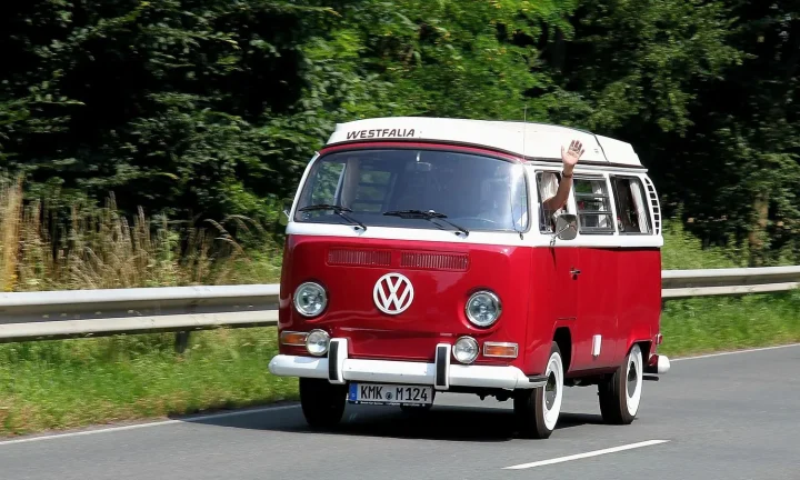Camping-car réel photographié sur la route ou en stationnement pour « Assurances Camping-car en Belgique : Comparatif et Conseils de la Communauté »