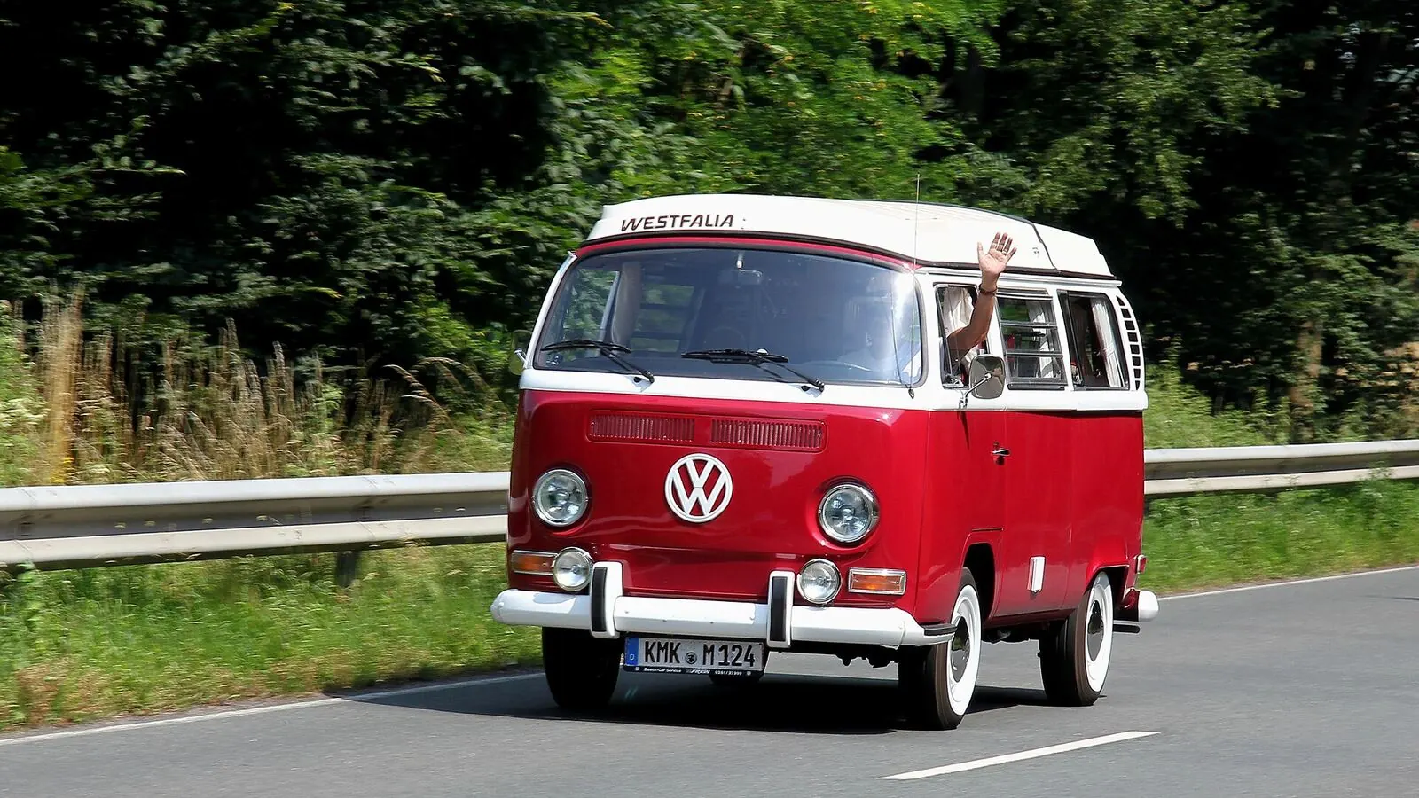 Camping-car réel photographié sur la route ou en stationnement pour « Assurances Camping-car en Belgique : Comparatif et Conseils de la Communauté »