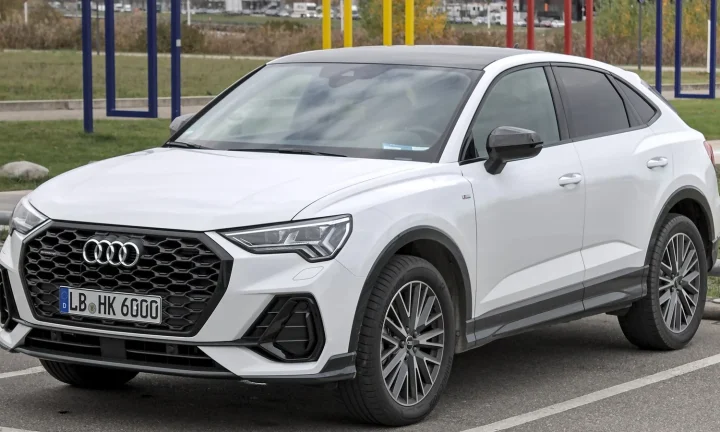 Audi Q3 de deuxième génération photographié de trois quarts avant