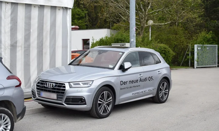 Audi Q5 de deuxième génération photographié de trois quarts avant