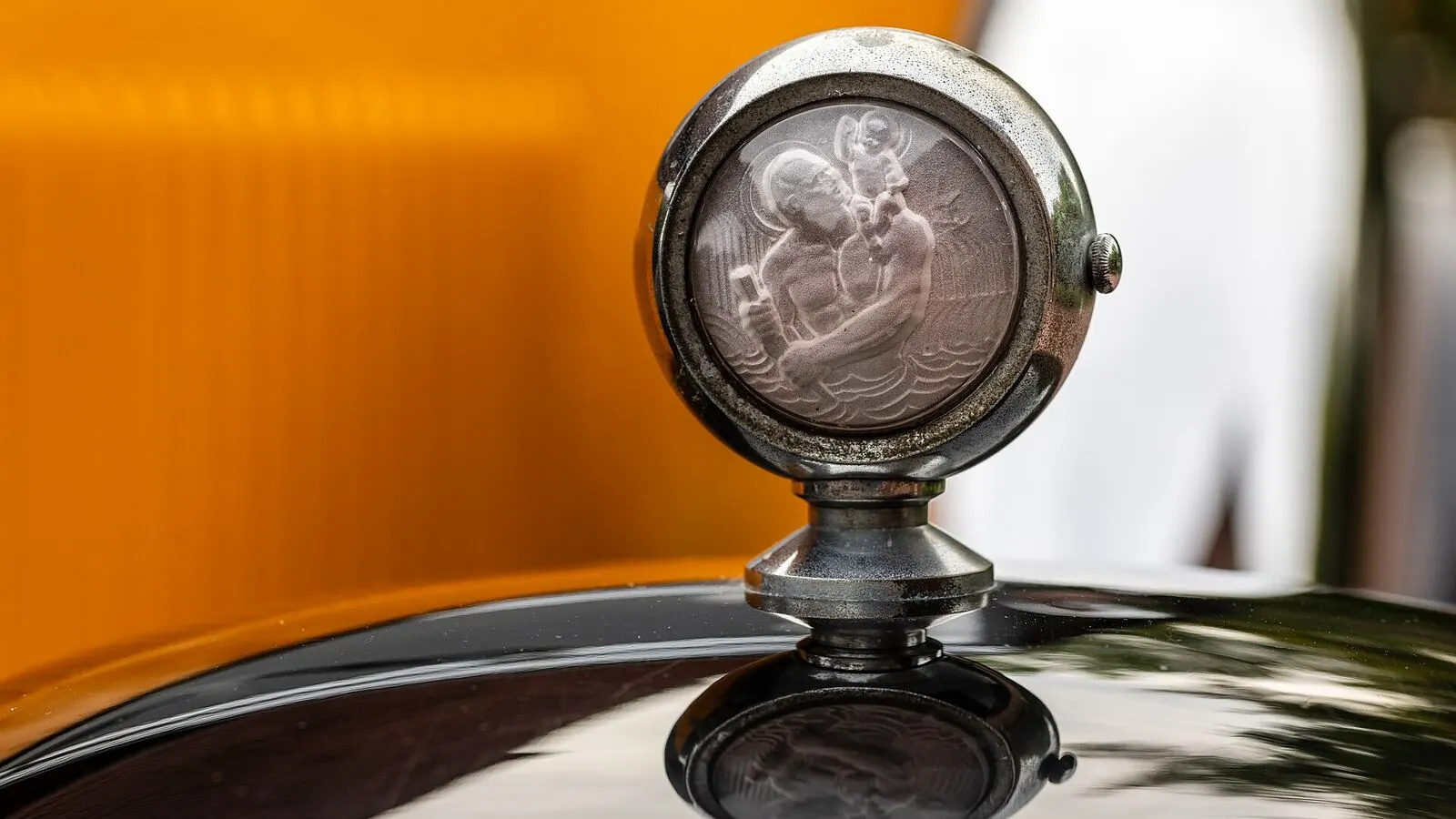 Voiture réelle photographiée en extérieur pour « Rédaction et auteurs »