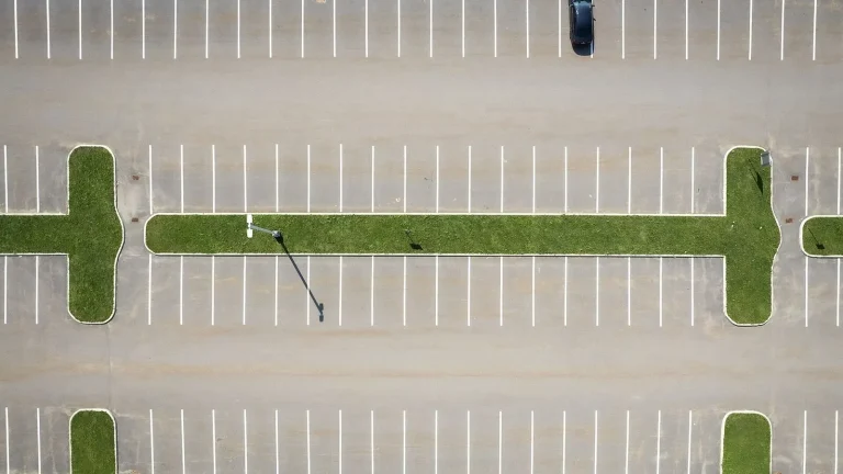 Voiture réelle photographiée en extérieur pour « Auto-école agréée vs filière libre: Comparatif pour le permis B belge »